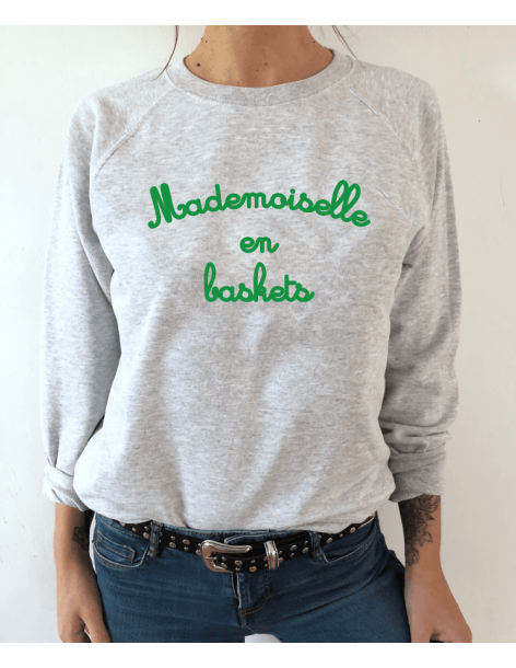 sweat femme MADEMOISELLE EN BASKETS vert